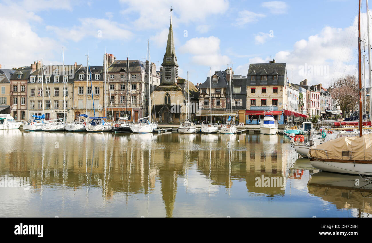 Vista sul vecchio porto di Honfleur, Calvados, Francia Foto Stock