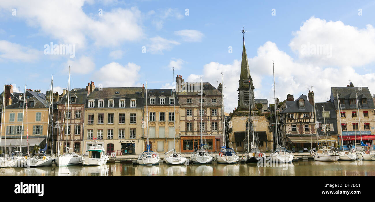 Vista sul vecchio porto di Honfleur, Calvados, Francia Foto Stock