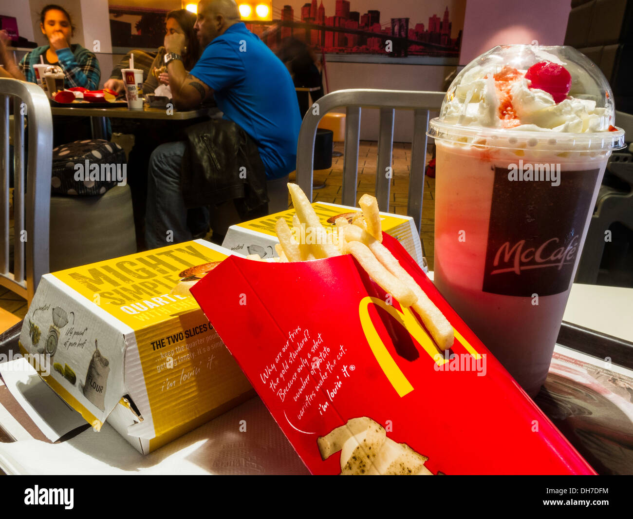 McDonald's ristorante interno, Cheesebuger, patatine fritte e pasto frullato, NYC, STATI UNITI D'AMERICA Foto Stock