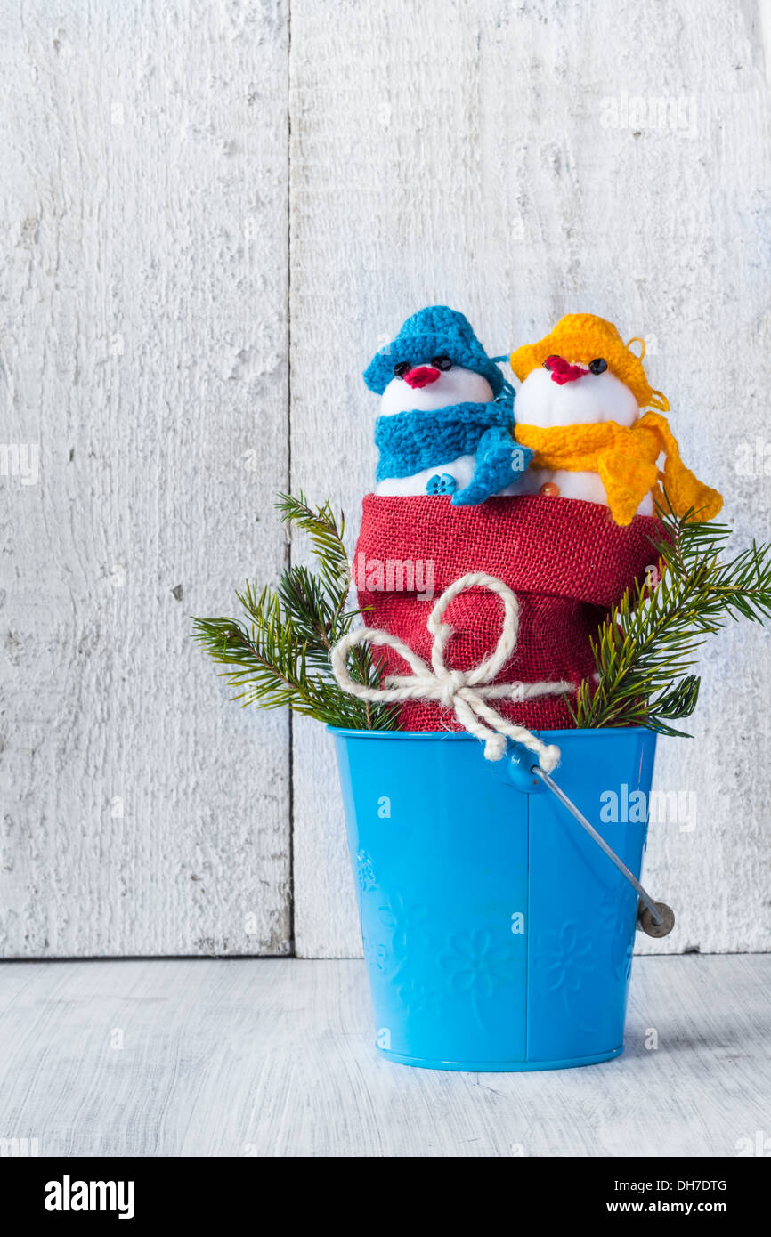 Morbido peluche pupazzi di neve bianca su sfondo di legno Foto Stock