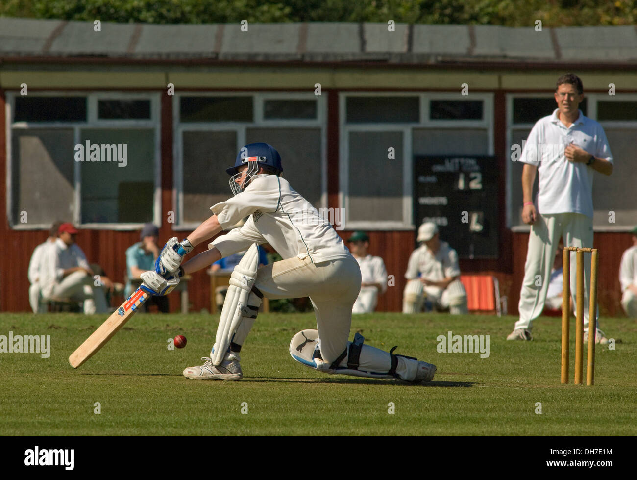 Village cricket a terra a chewton mendip,somerset,dove litton gioca viaggiatori.Un regno unito sport motivi del passo degli uomini per il tempo libero Foto Stock