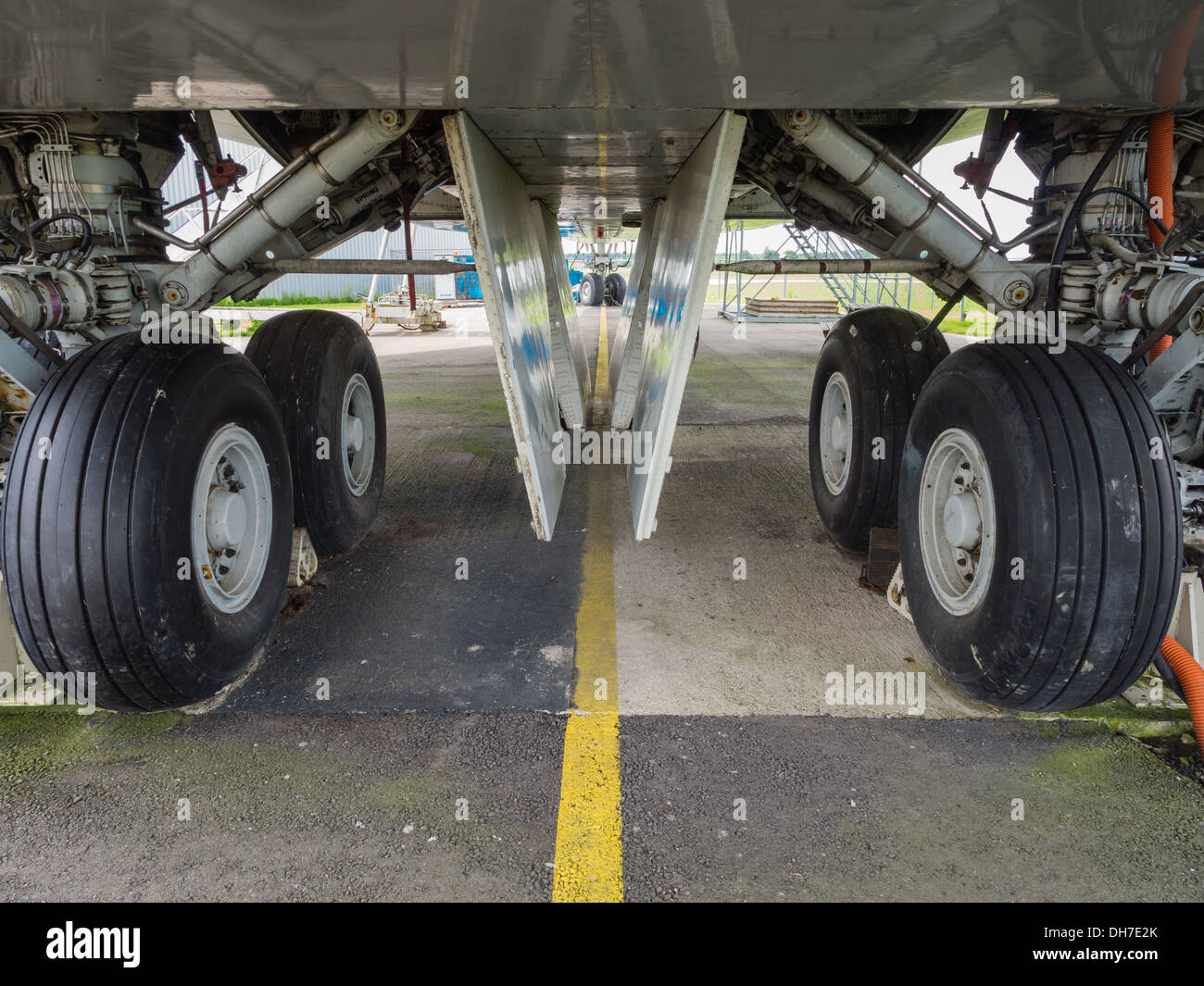 Carrello di atterraggio di un jumbo jet aereo di linea Foto Stock