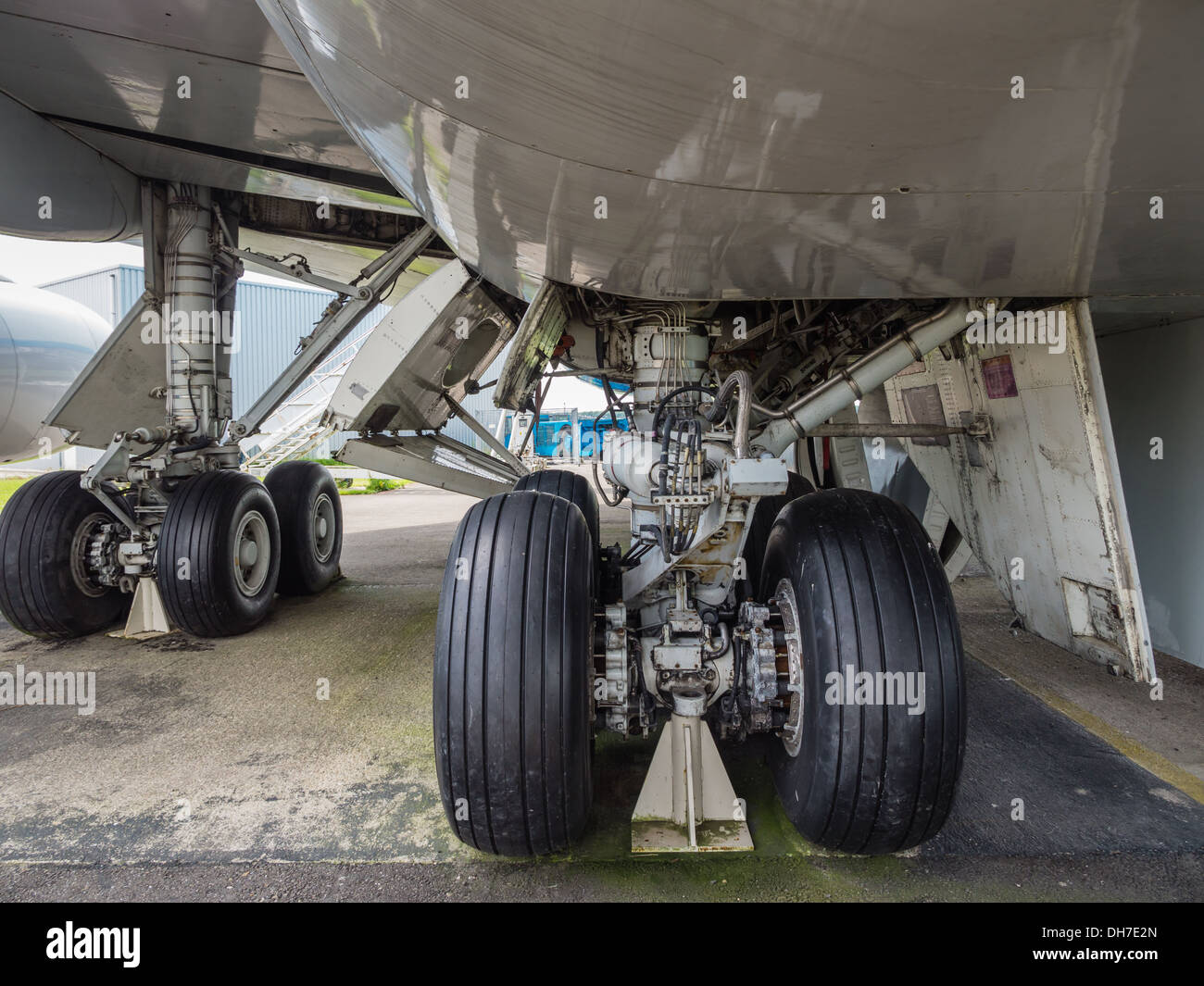 Carrello di atterraggio di un jumbo jet aereo di linea Foto Stock