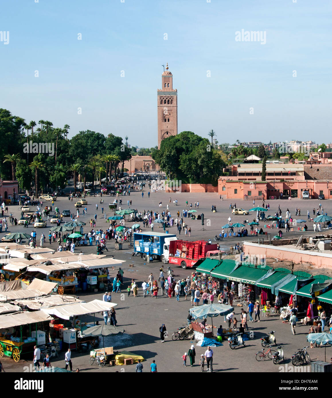 Jamaa el Fna è un quadrato e la piazza del mercato della Medina di Marrakesh trimestre (città vecchia) Marocco Foto Stock