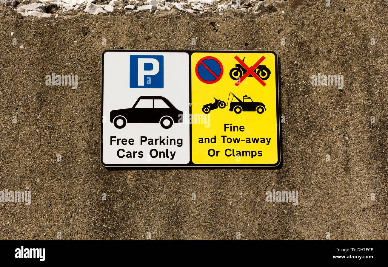 Non segni di parcheggio per motociclette che sarà trainato su una parete in Gibilterra Foto Stock