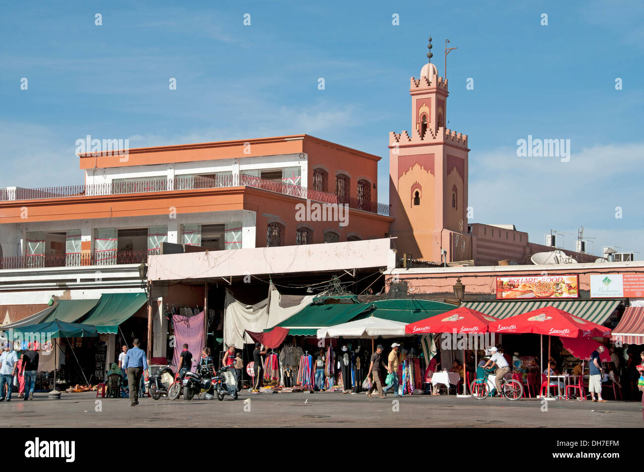 Jamaa el Fna è un quadrato e la piazza del mercato della Medina di Marrakesh trimestre (città vecchia) Marocco Foto Stock