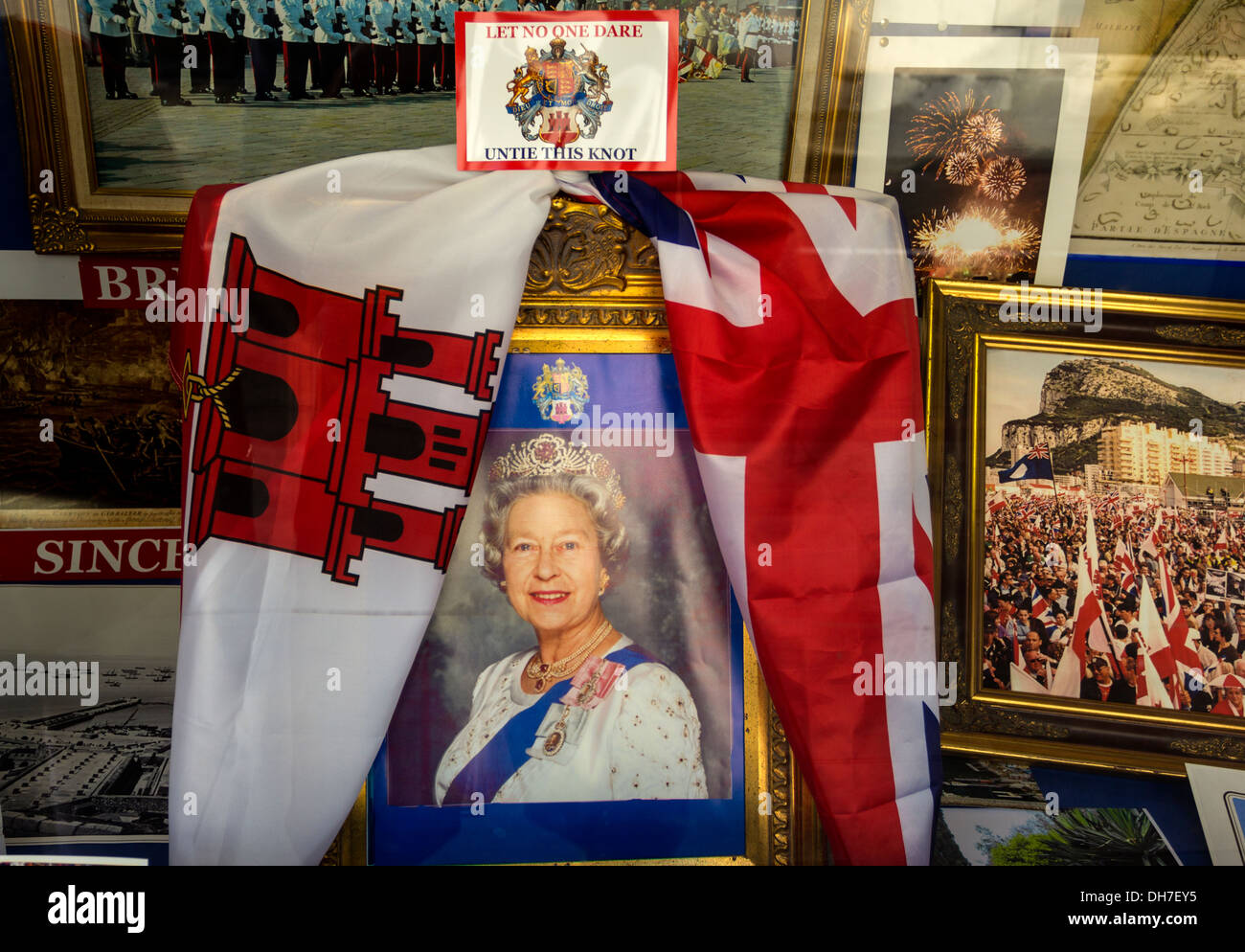 Negozio patriottica la finestra di visualizzazione mostra la regina Elisabetta di Inghilterra su Main Street, Gibilterra Foto Stock