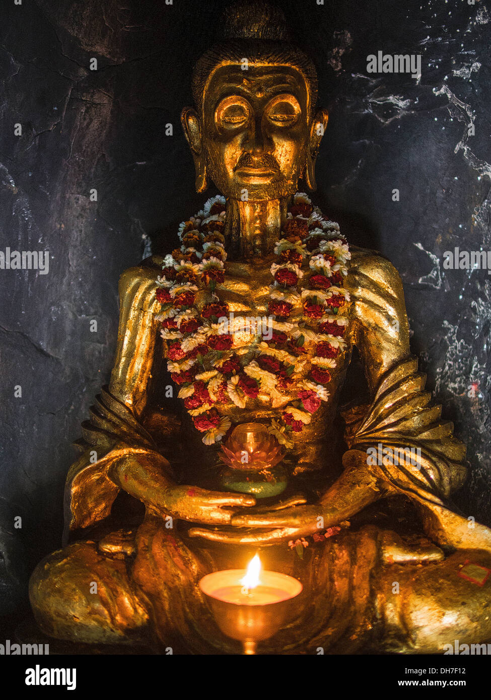 Un emaciato statua del Buddha siede in meditazione presso la Grotta Dungeshwari templi vicino a Bodhgaya,, India. Foto Stock