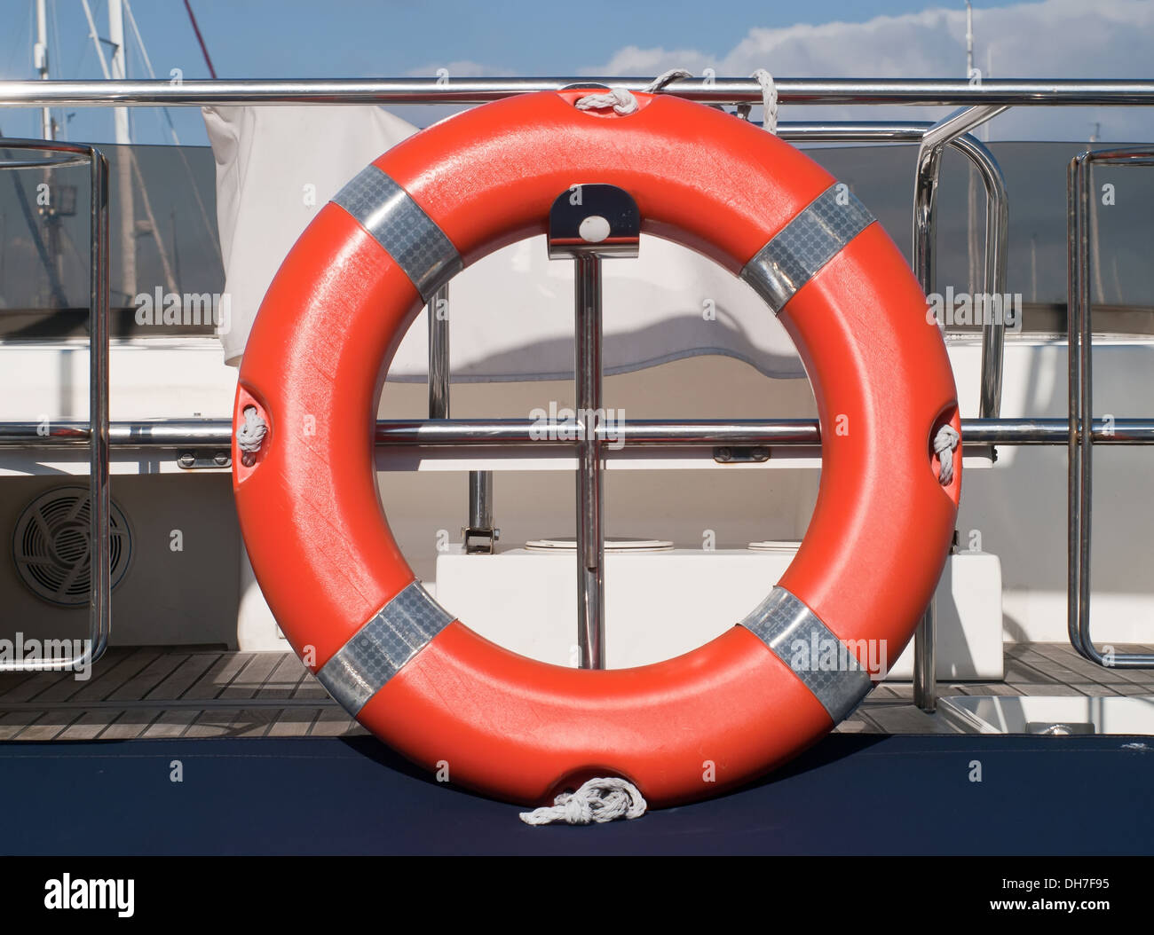 Arancione anello di salvataggio sulla barca Foto Stock