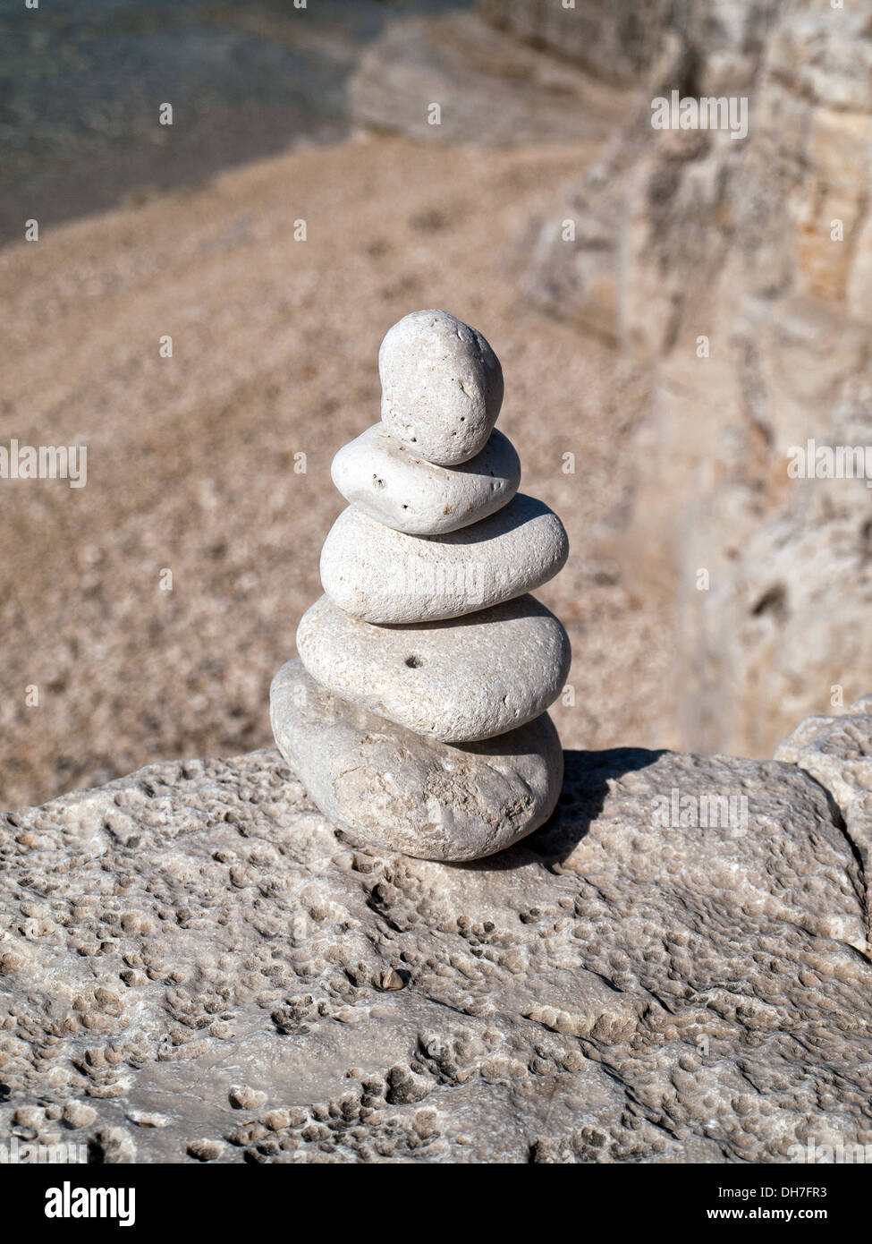 Torre di equilibrata pietre di mare Foto Stock