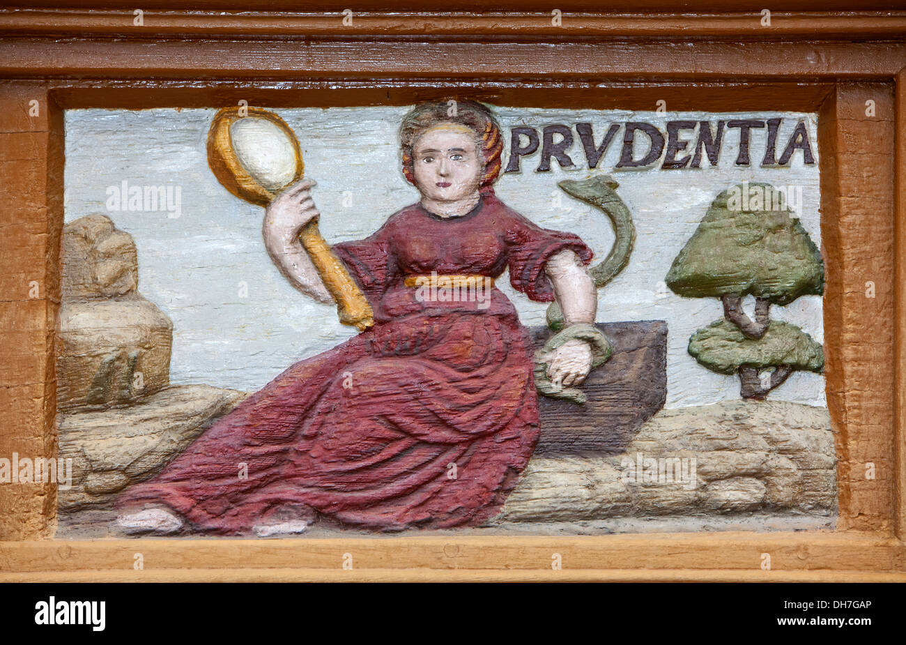 Prudentia, latino per prudenza, la vecchia scuola latina, sculture in legno, Alfeld, Germania Foto Stock