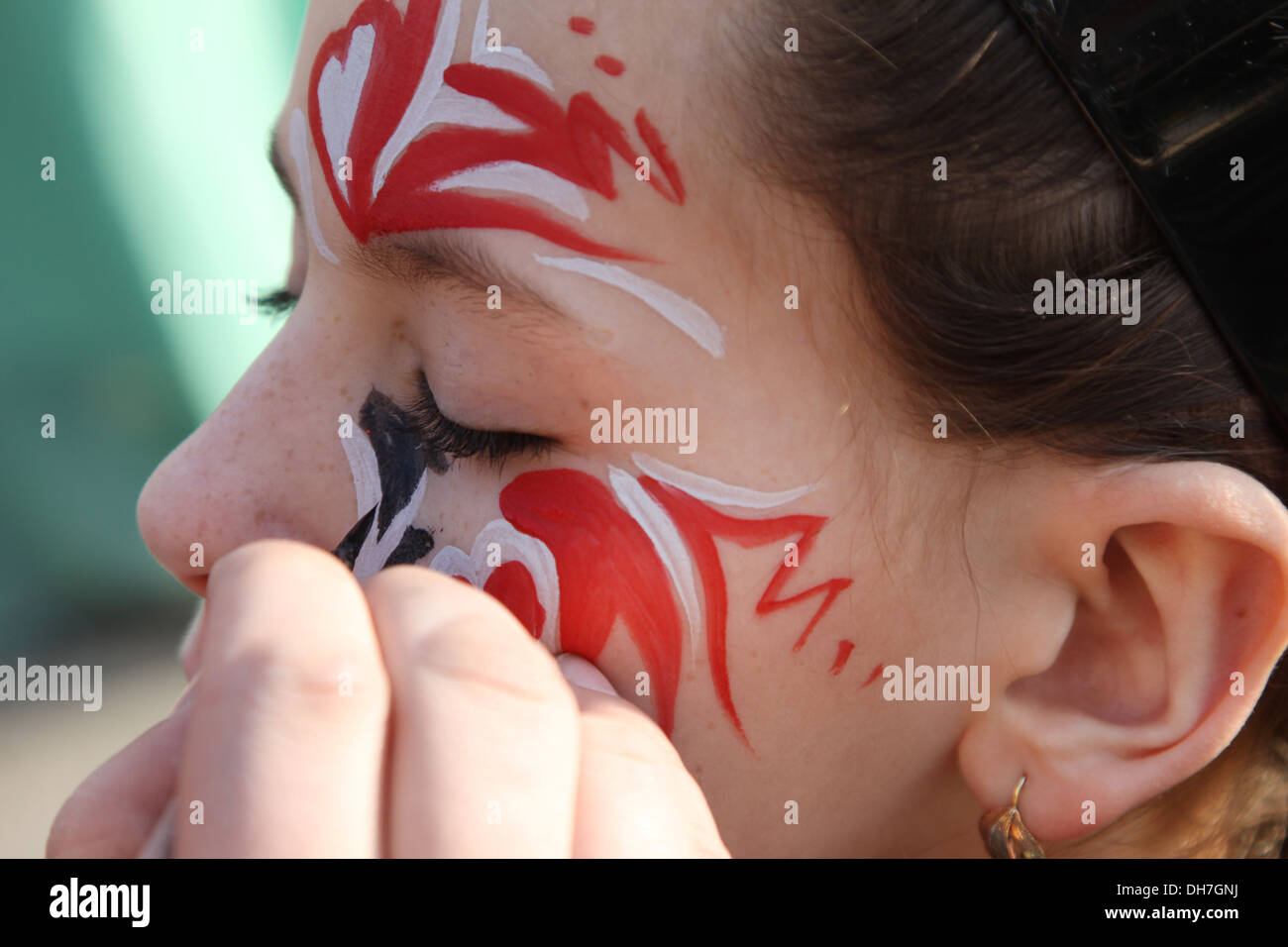 Il carnevale di colori su ragazze faccia Foto Stock