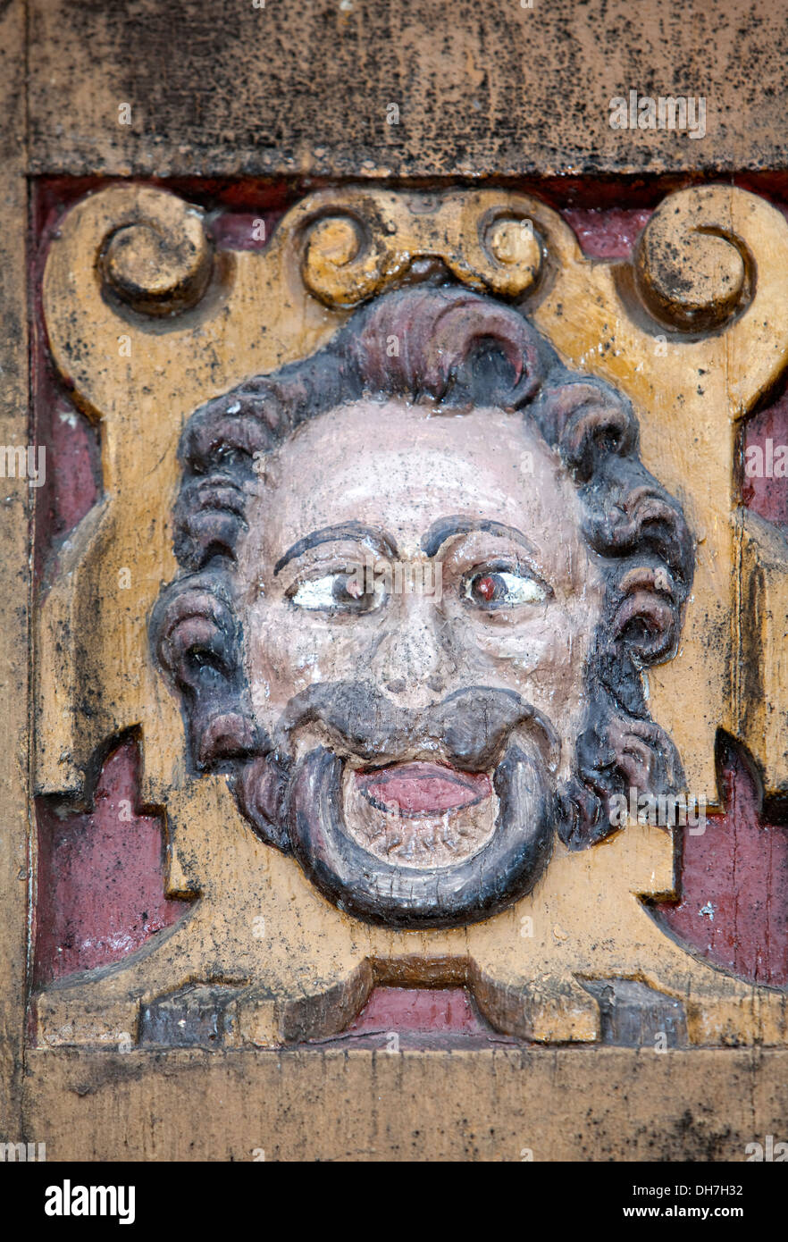 Figure scolpite, vecchia scuola latina decorata con sculture in legno del XVII secolo, Alfeld, Leine, Bassa Sassonia, Germania, Europa Foto Stock
