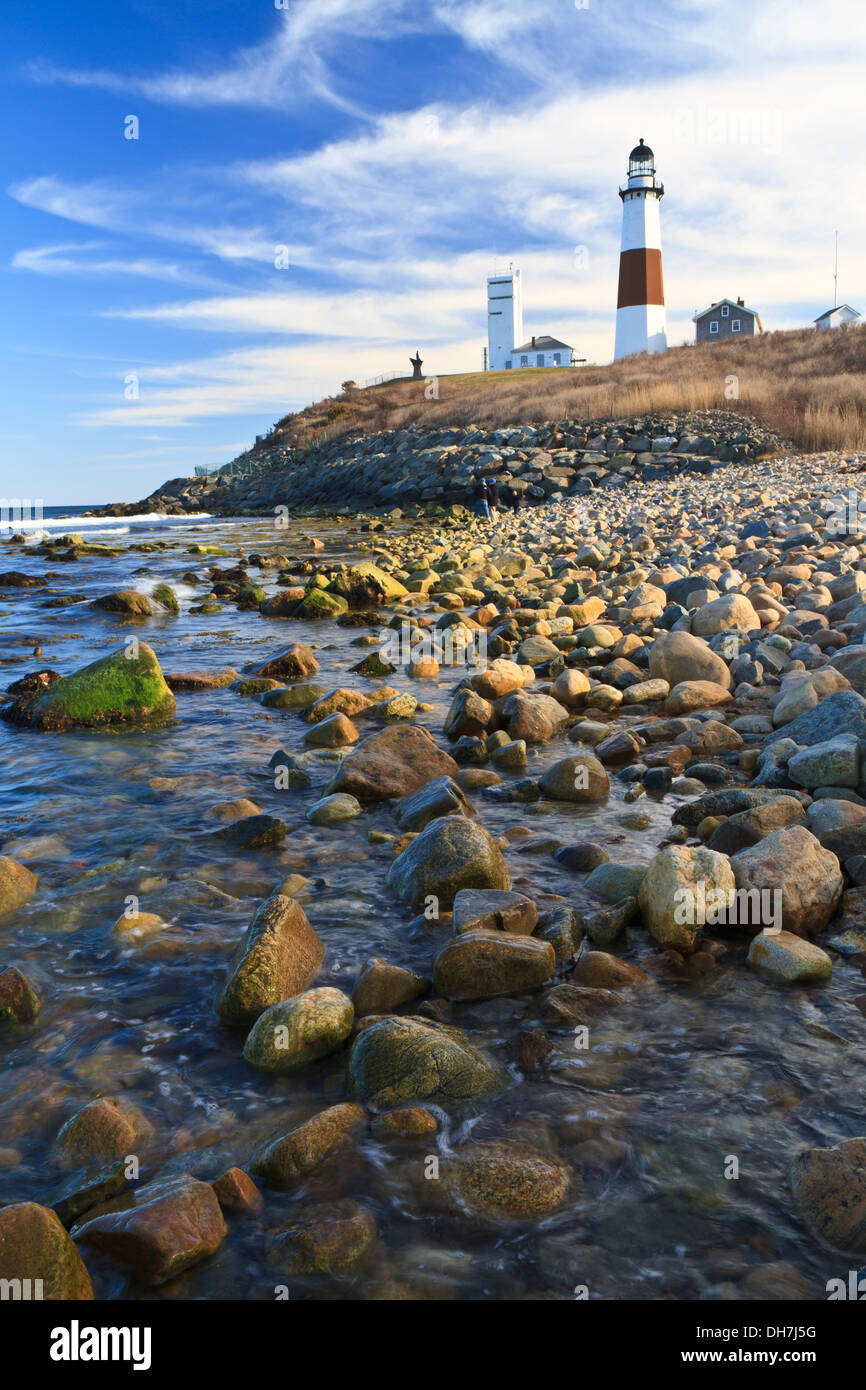 Un tranquillo pomeriggio di sole sulle rocce sotto il Montauk Point Lighthouse sulla punta di Long Island, New York Foto Stock