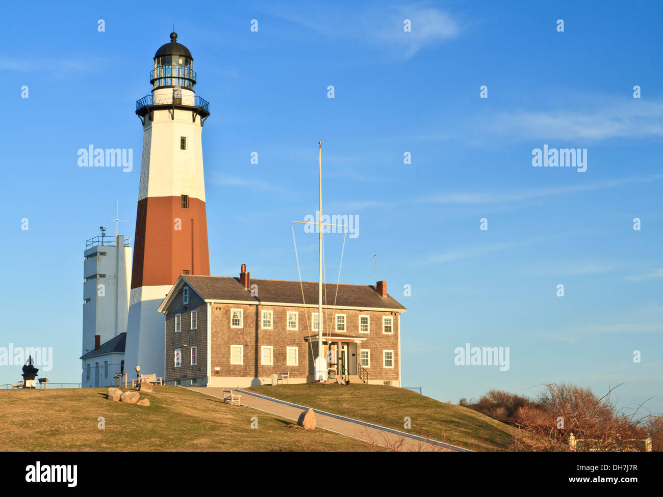 Montauk Lighthouse in una limpida giornata di aprile alla punta orientale di Long Island, New York Foto Stock