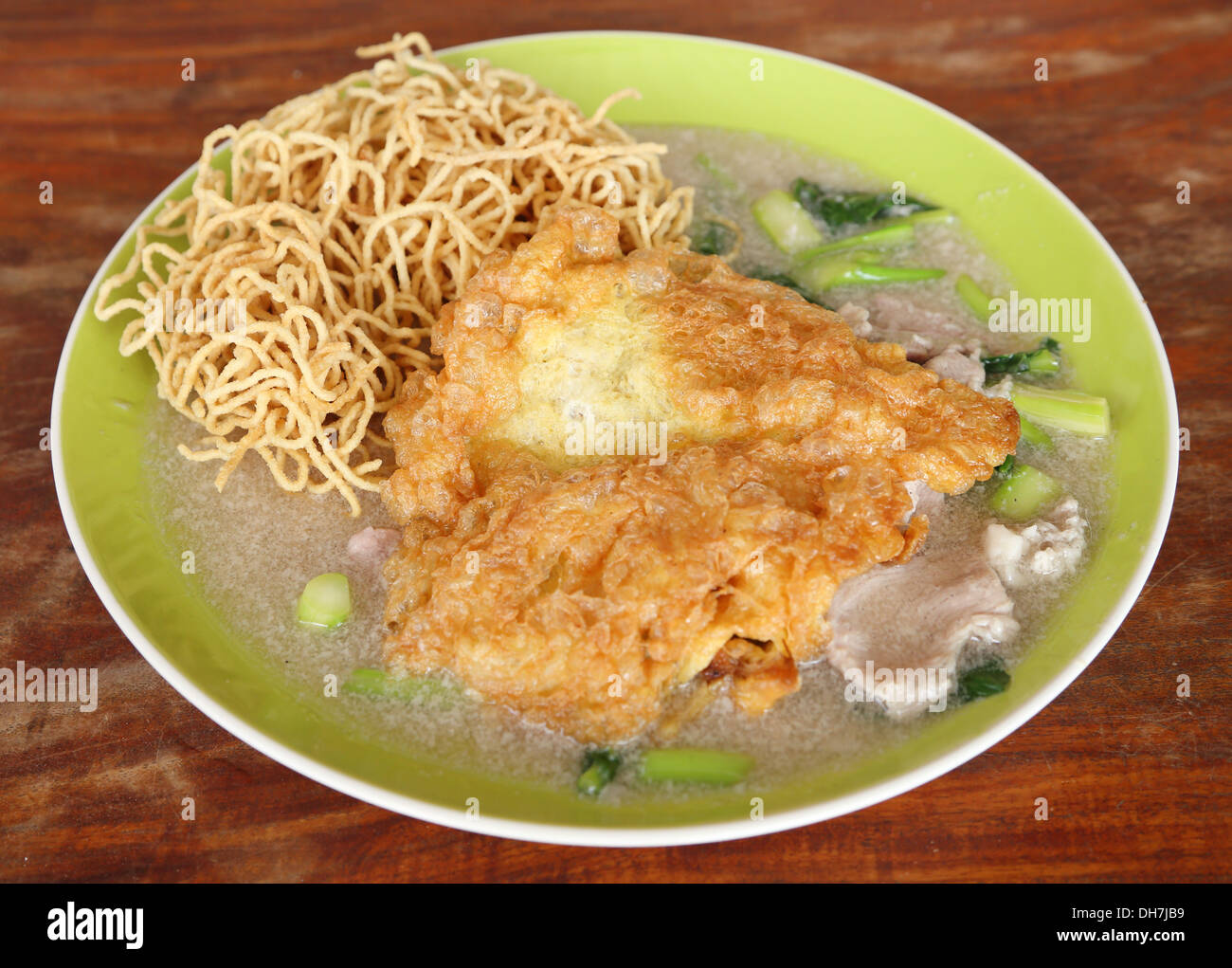 Fritto croccante tagliatelle con la frittata (stile tailandese cibo) Foto Stock