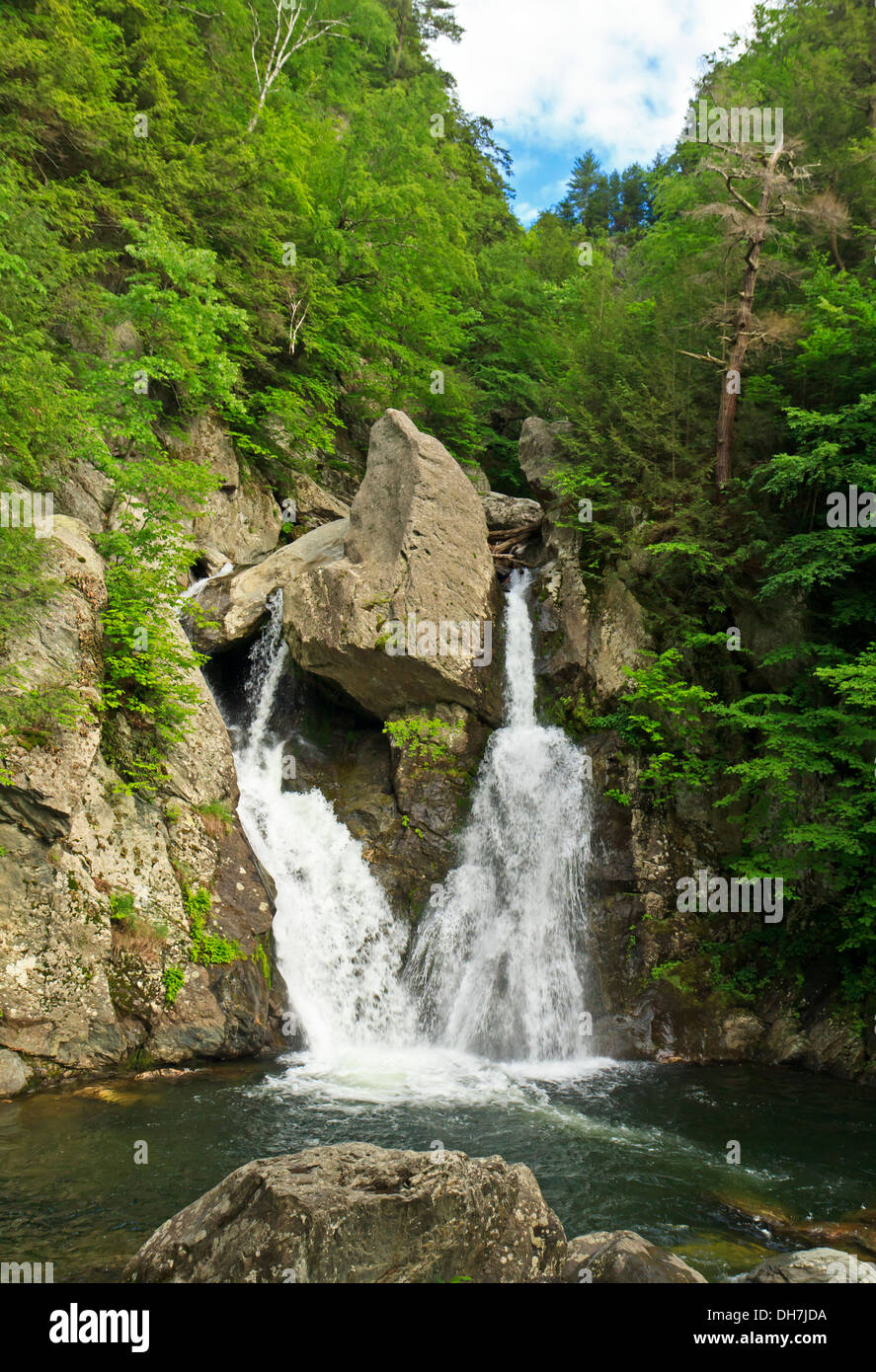Rapids sotto Bash Bish Falls e la piscina - un popolare piscina estiva foro nel Berkshires. Foto Stock