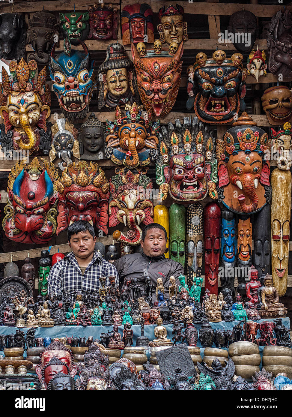 Negozianti seduti al tradizionale artigianato nepalese e negozio di souvenir nel quartiere Thamel di Kathmandu, Nepal. Foto Stock