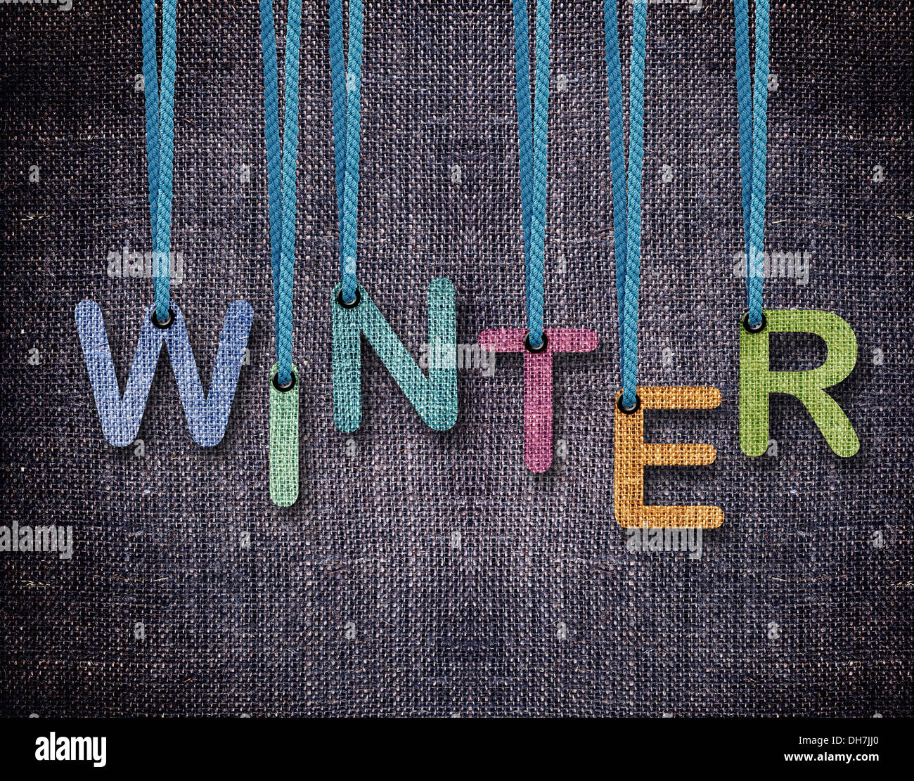 Inverno lettere appendere le stringhe con sacco blu sullo sfondo. Foto Stock