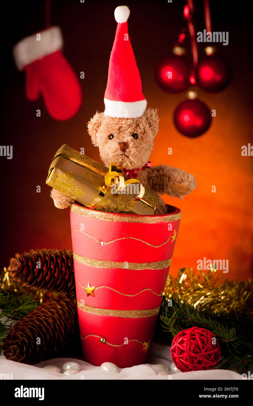 Marrone vear giocattolo con i regali di Natale più caldo sfondo marrone Foto Stock