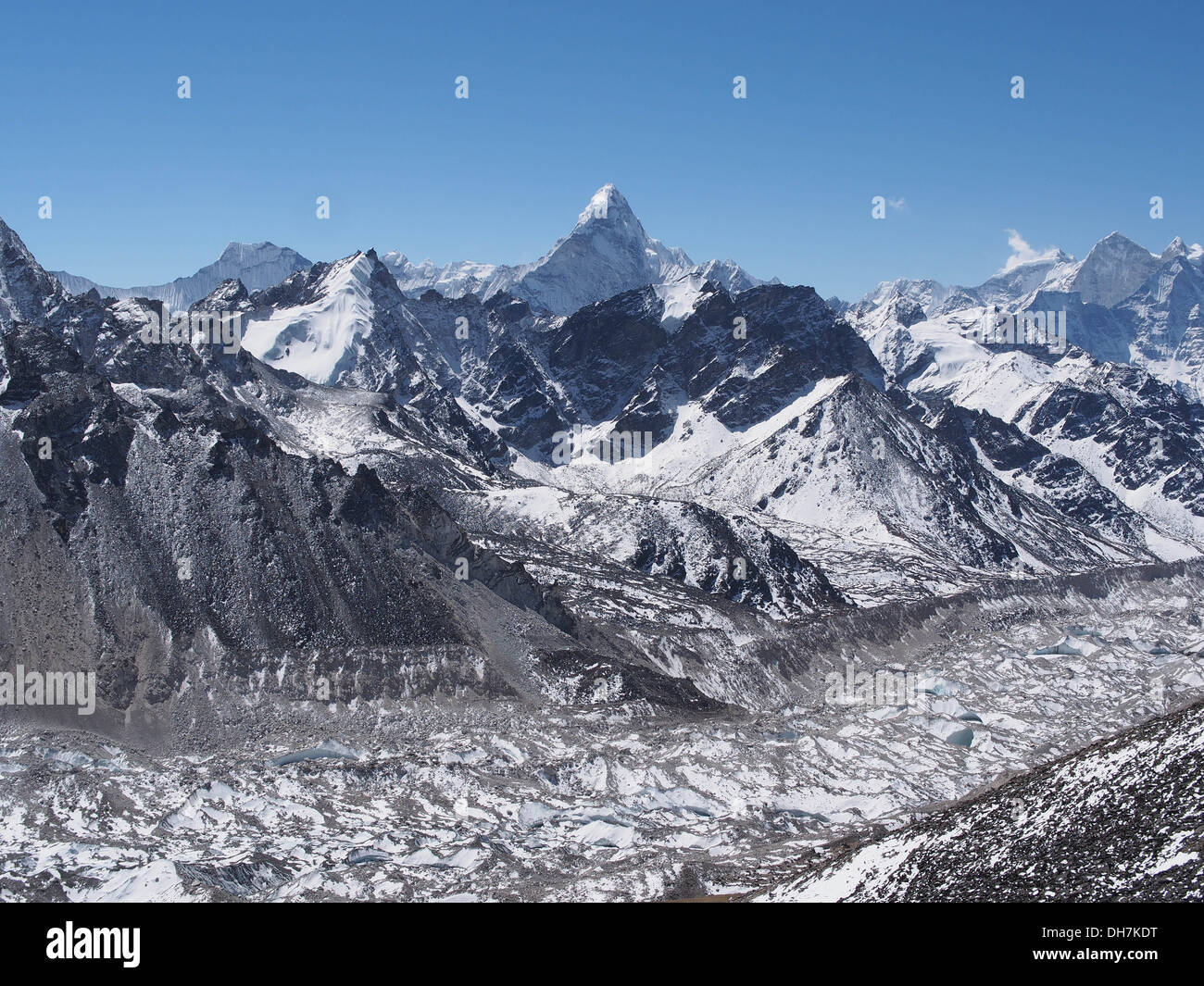 La splendida Ama Dablam e il Ghiacciaio Khumbu visto da Kala Patthar in Nepal Himalaya. Foto Stock