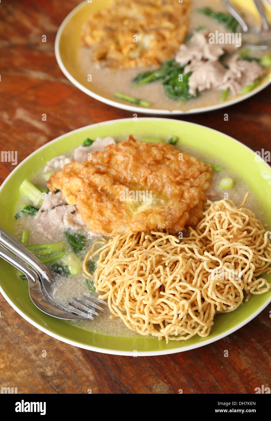 Fritto croccante tagliatelle con la frittata (stile tailandese cibo) Foto Stock