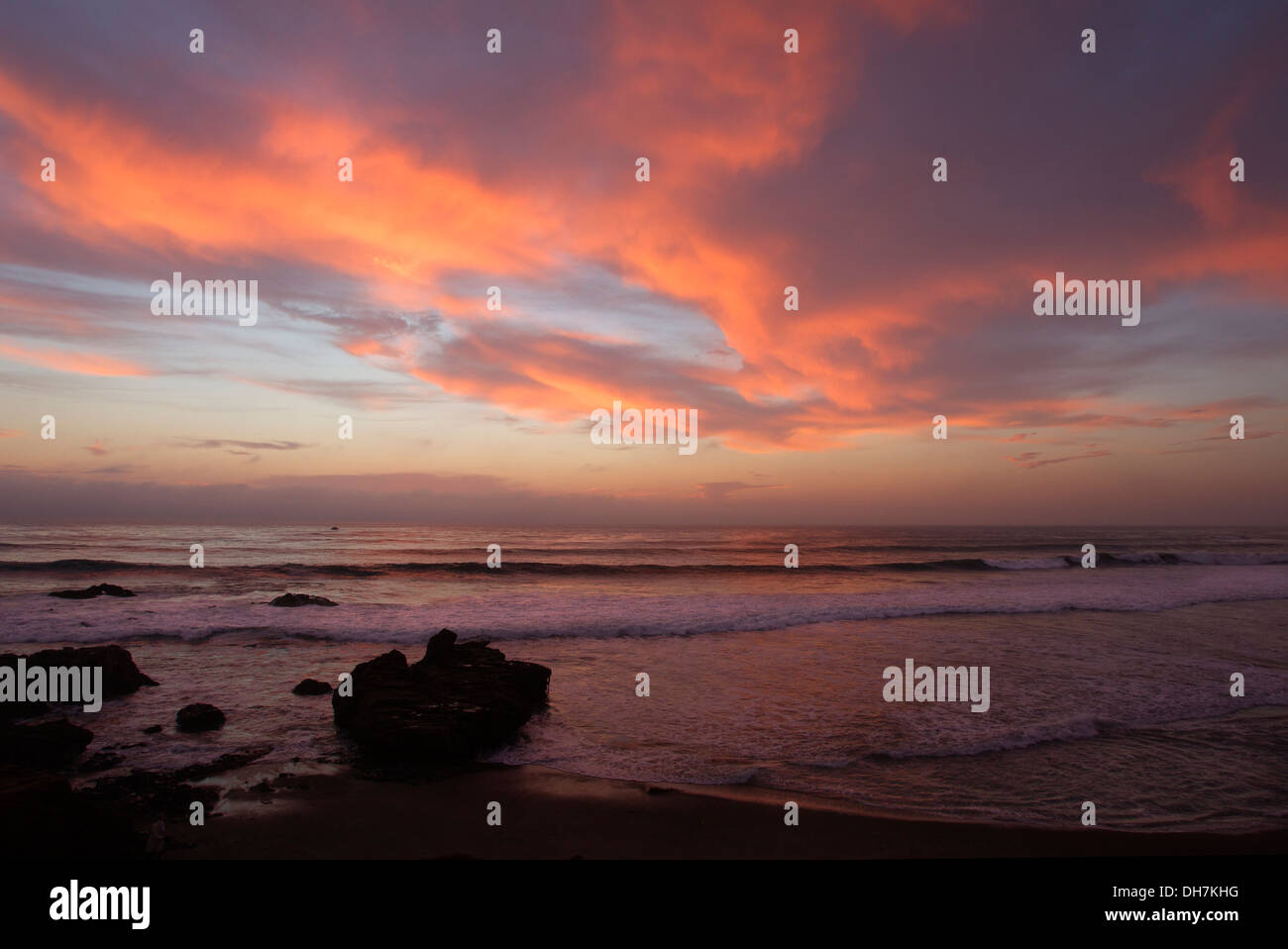 Nuvole rosse dopo il tramonto sull'oceano pacifico Foto Stock