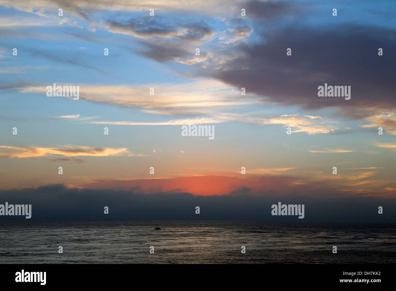 Afterglow rosso all'orizzonte dopo il tramonto Foto Stock