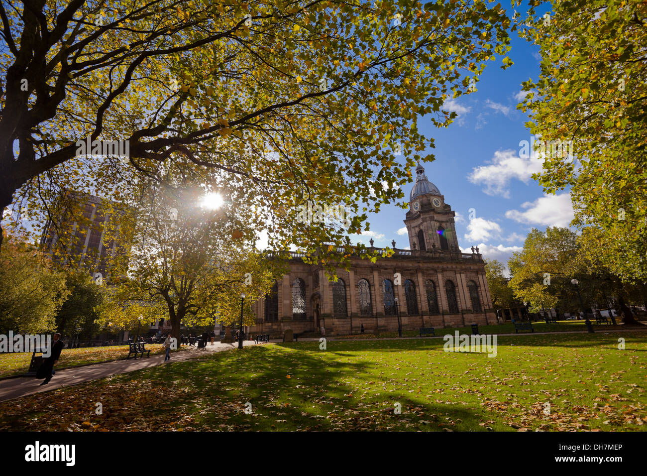 St Cattedrale Philips motivi, Birmingham, in autunno con un cielo sereno e caduta foglie Foto Stock