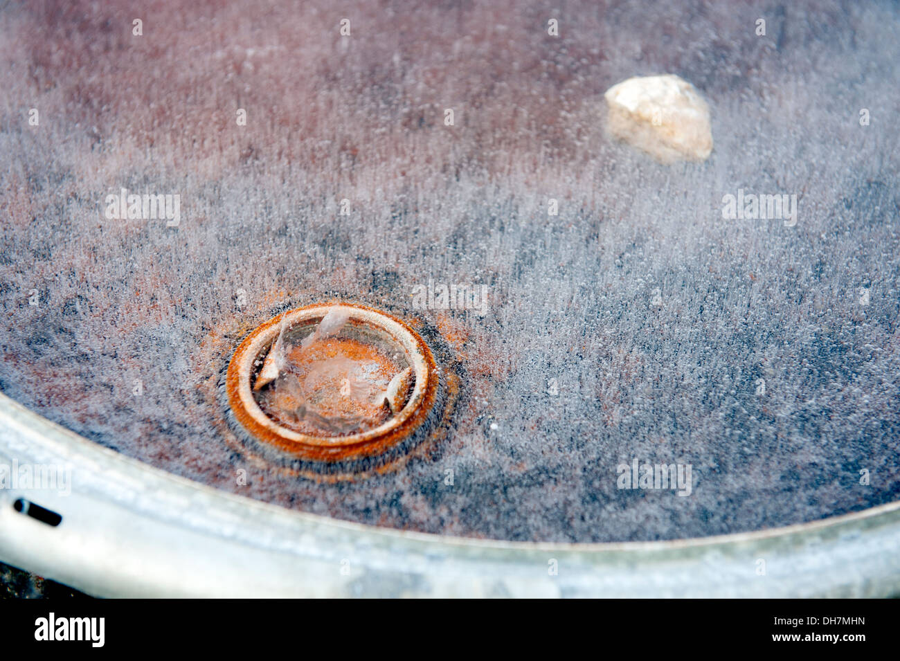 Ghiaccio acqua sul tamburo dell'olio coperchio freddo gelido inverno Foto Stock