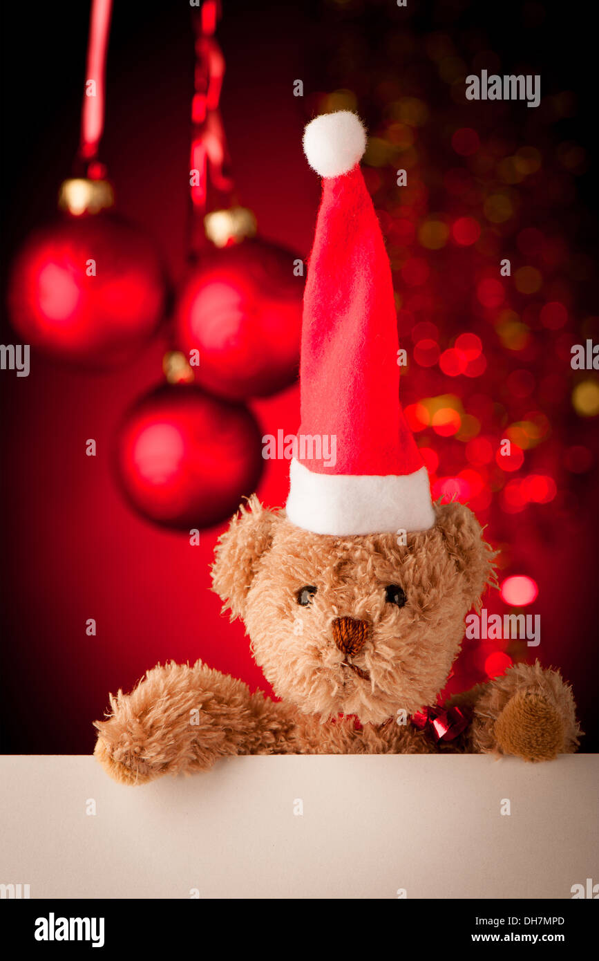Orso di peluche con un bicchiere di spumante sulla decorazione di Natale sfondo Foto Stock
