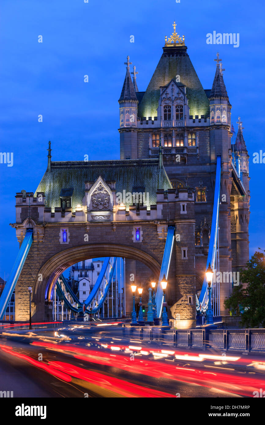 Il Tower Bridge di Londra Inghilterra al crepuscolo Foto Stock