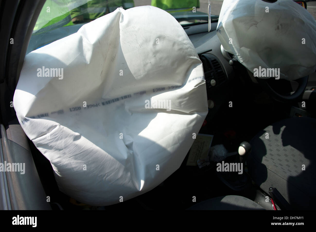 Auto airbag dispiegato andati sacche di aria sia 2 due Foto Stock