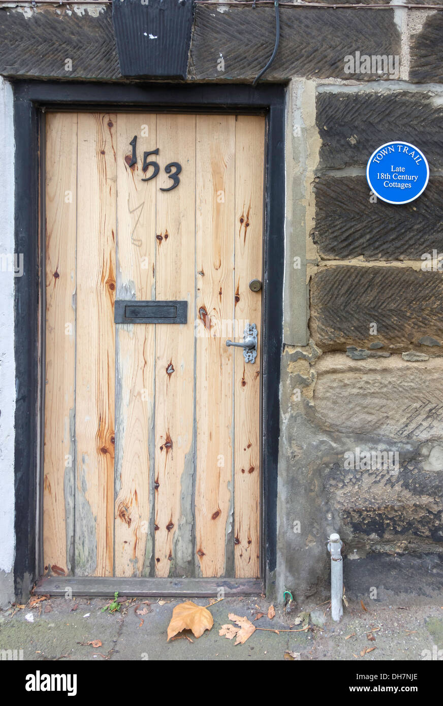 La porta anteriore di un tardo XVIII secolo cottage con una targa blu sul sentiero della città in Guisborough antica capitale di Cleveland, Regno Unito Foto Stock