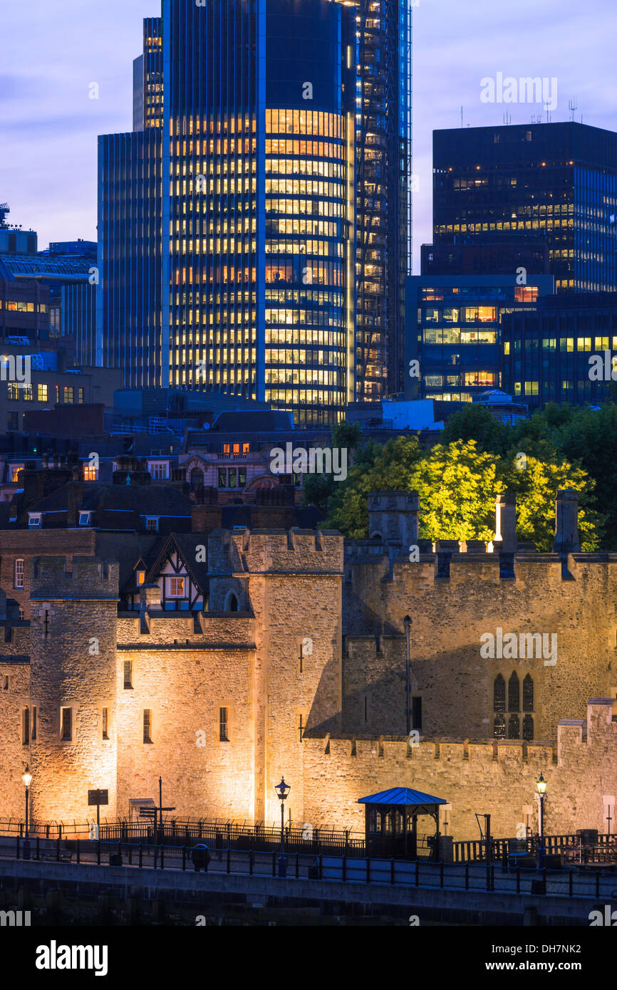 Torre di Londra Londra Inghilterra al crepuscolo Foto Stock