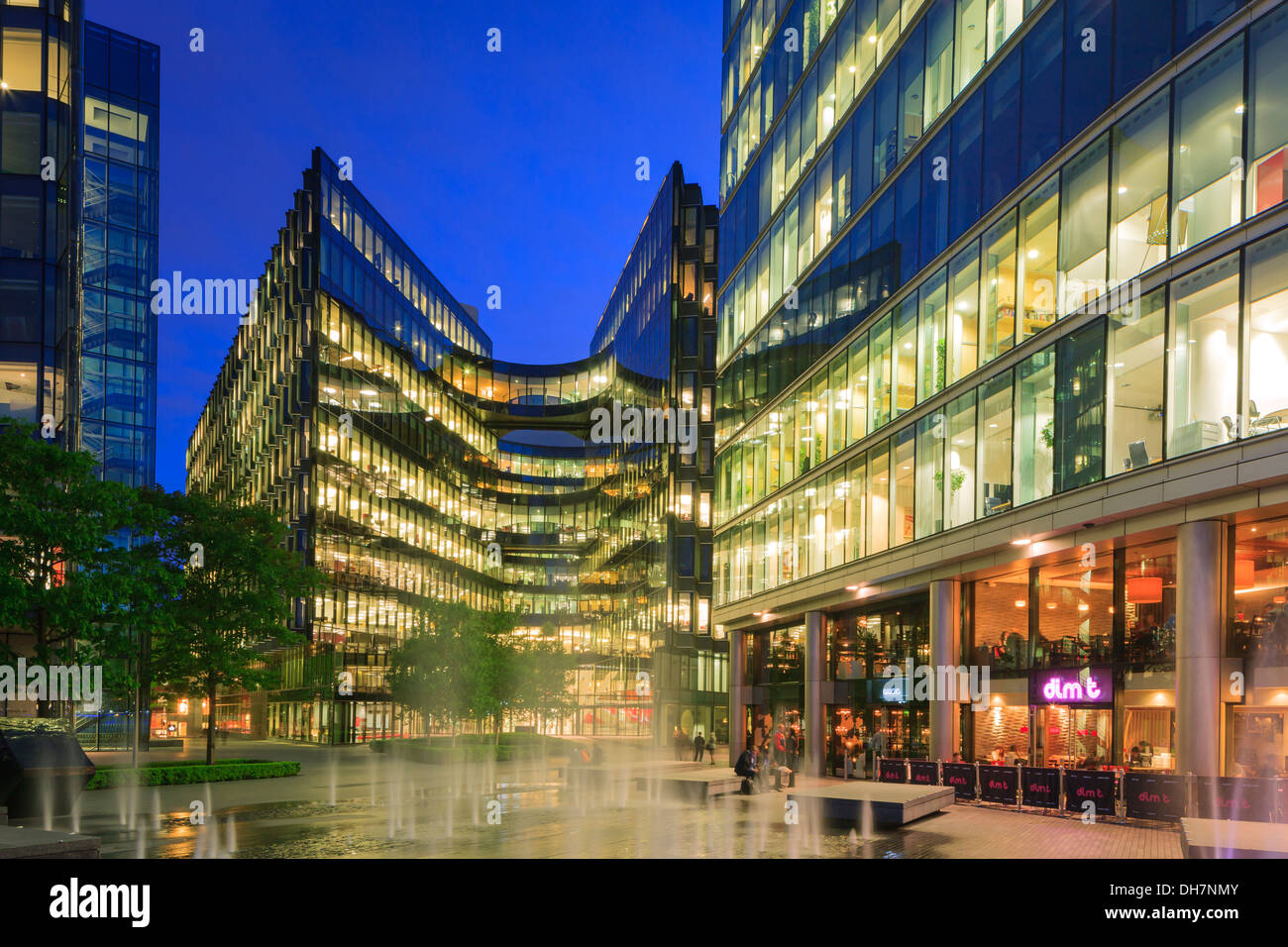 Più Sviluppo di Londra sulla South Bank di Londra Inghilterra al crepuscolo Foto Stock