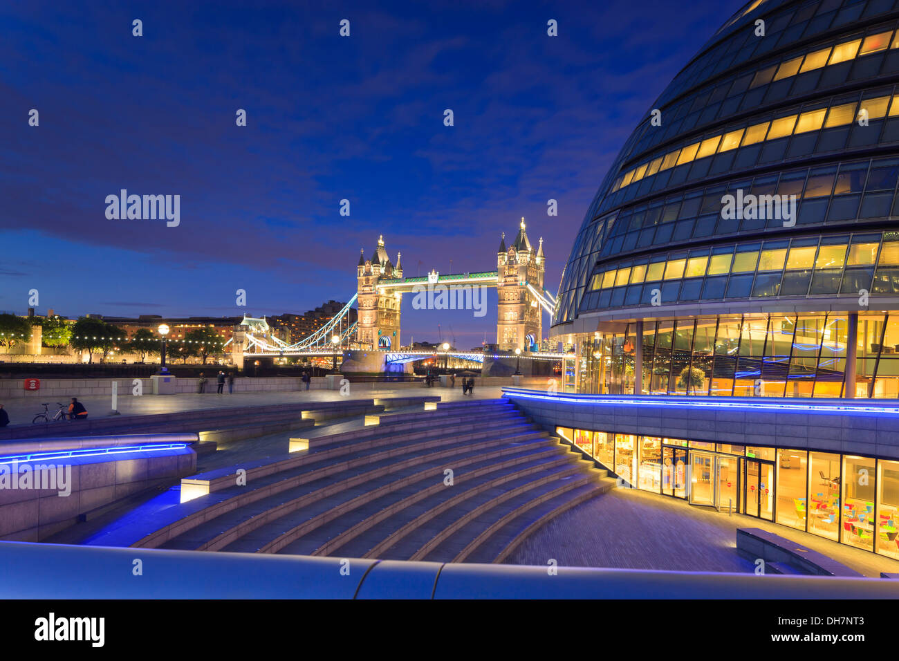 Il Tower Bridge e il Municipio lungo South Bank di Londra Inghilterra al crepuscolo Foto Stock