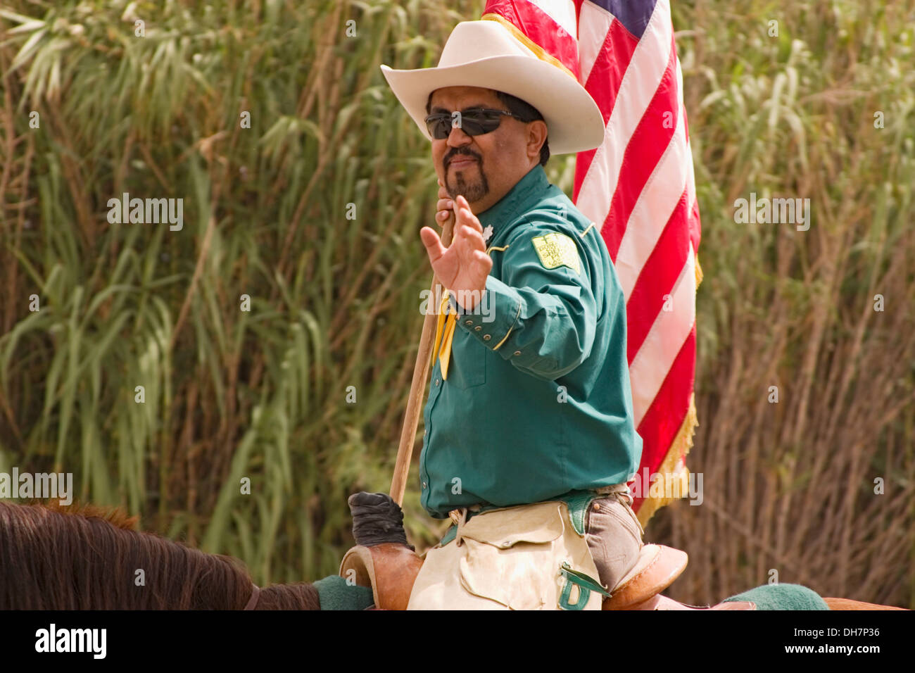 Doña Ana sceriffo della contea Posse & bandiera americana, 'Dieciseis de Septiembre' il giorno dell indipendenza messicana Parade, Old Mesilla, NM, Stati Uniti d'America Foto Stock