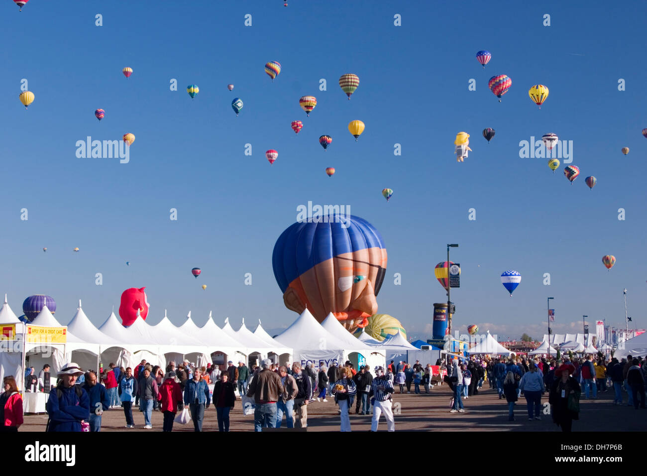 I palloni ad aria calda e la folla in 'Midway', Albuquerque International Balloon Fiesta, Nuovo Messico USA Foto Stock