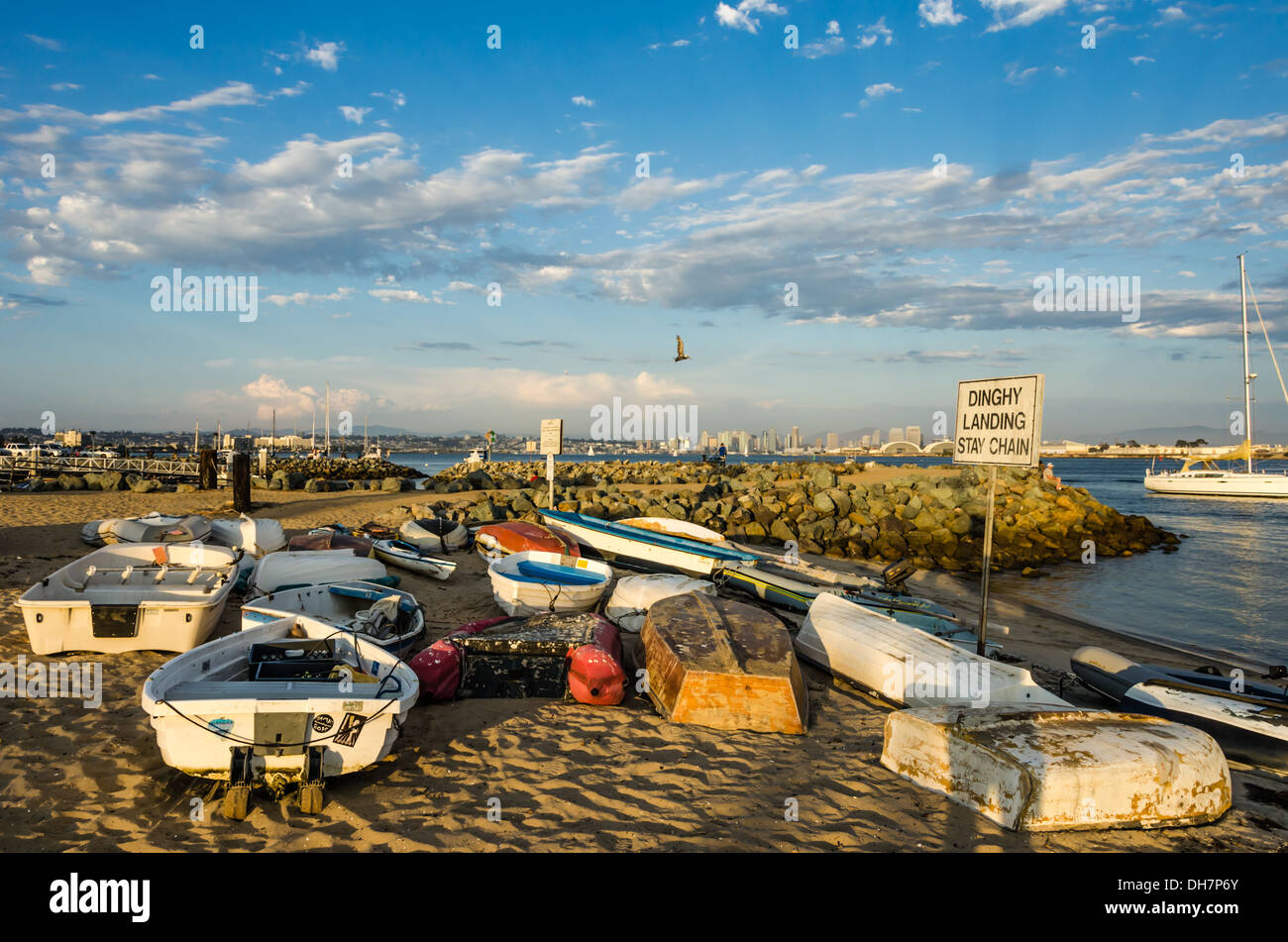 Barche giacente sul litorale. Shelter Island, San Diego, California, Stati Uniti. Porto di San Diego in background. Foto Stock