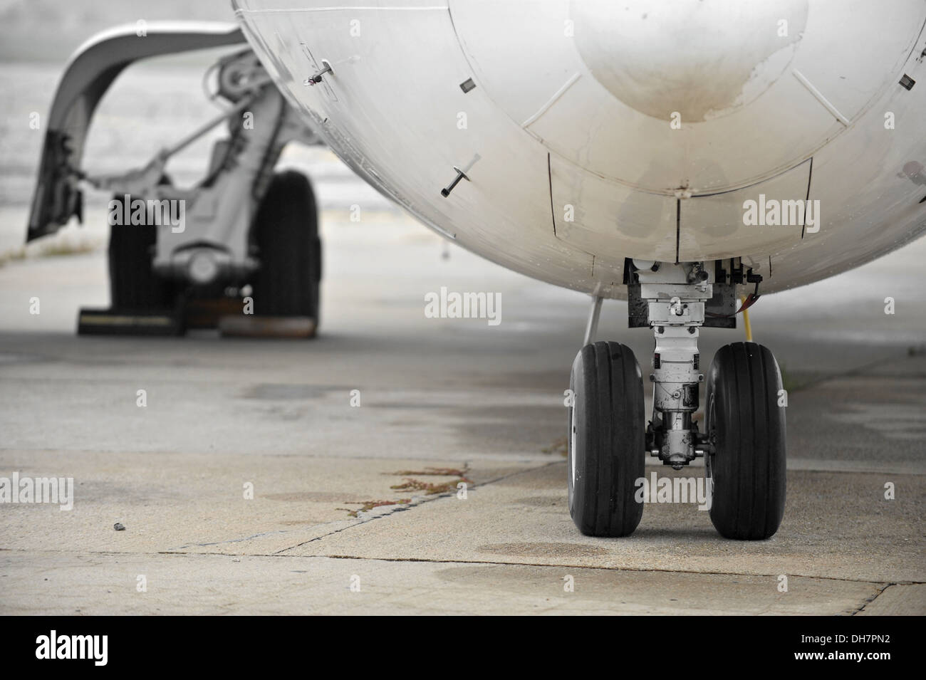 Vista frontale immagine con le ruote di un aeromobile in parcheggio Foto Stock
