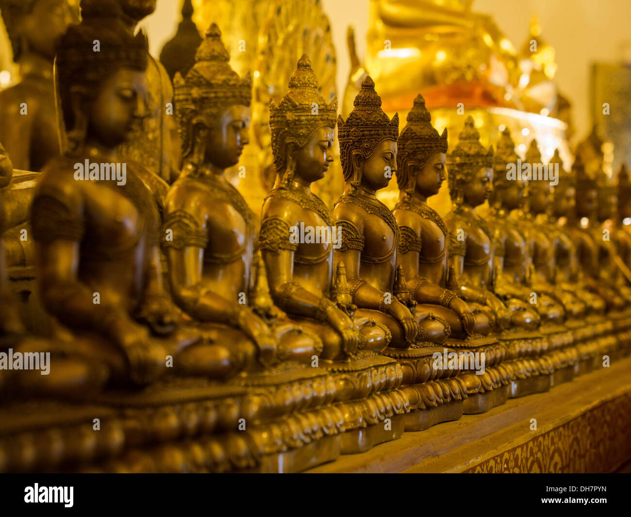 Fila di seduta statue di Buddha a Wat Chedi Luang tempio in Chiang Mai, Thailandia. Foto Stock