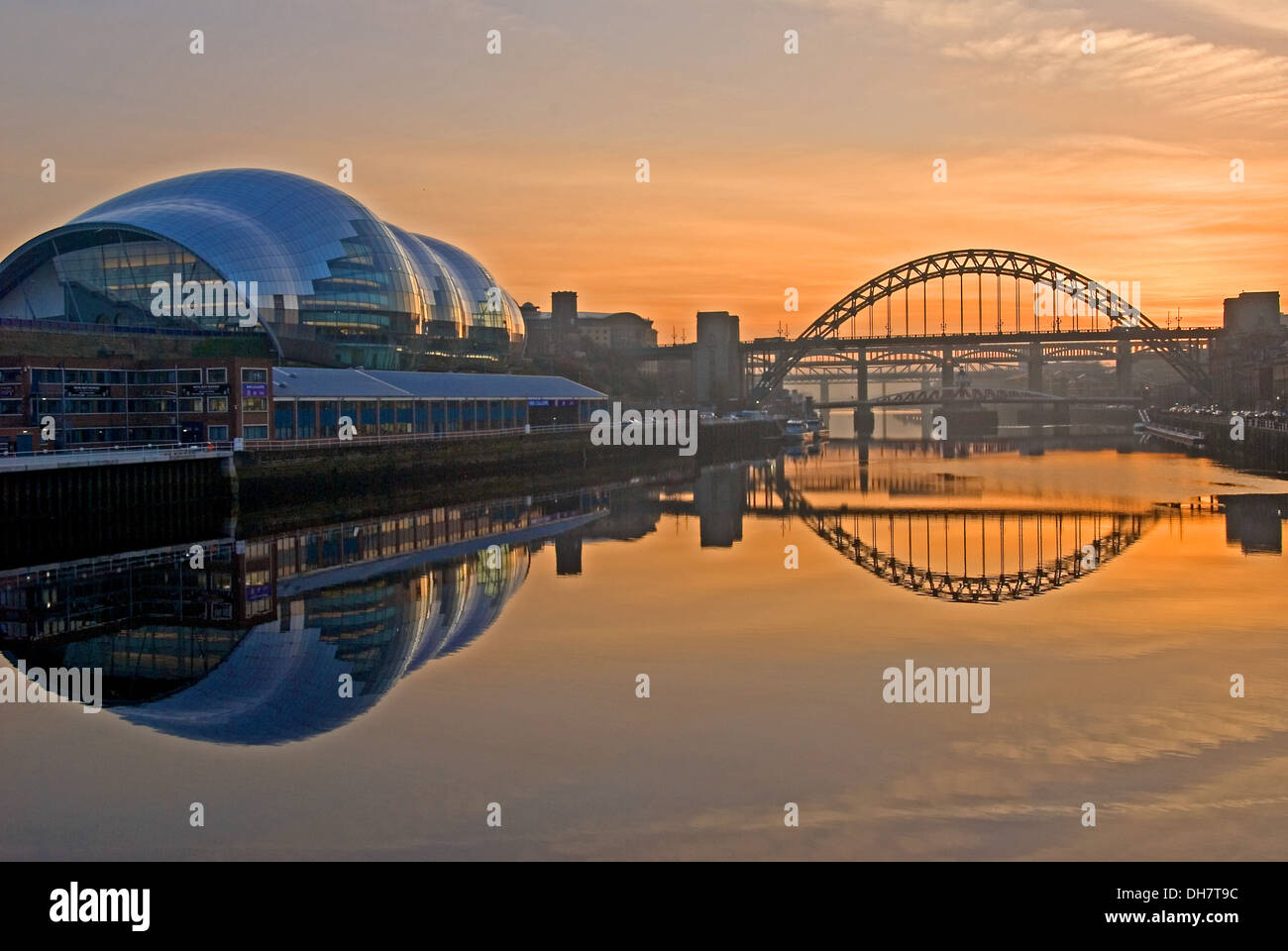 Fiume Tyne nel centro di Newcastle upon Tyne al tramonto. I ponti del fiume Tyne sono i punti di riferimento iconici di Inghilterra del Nord Est. Foto Stock