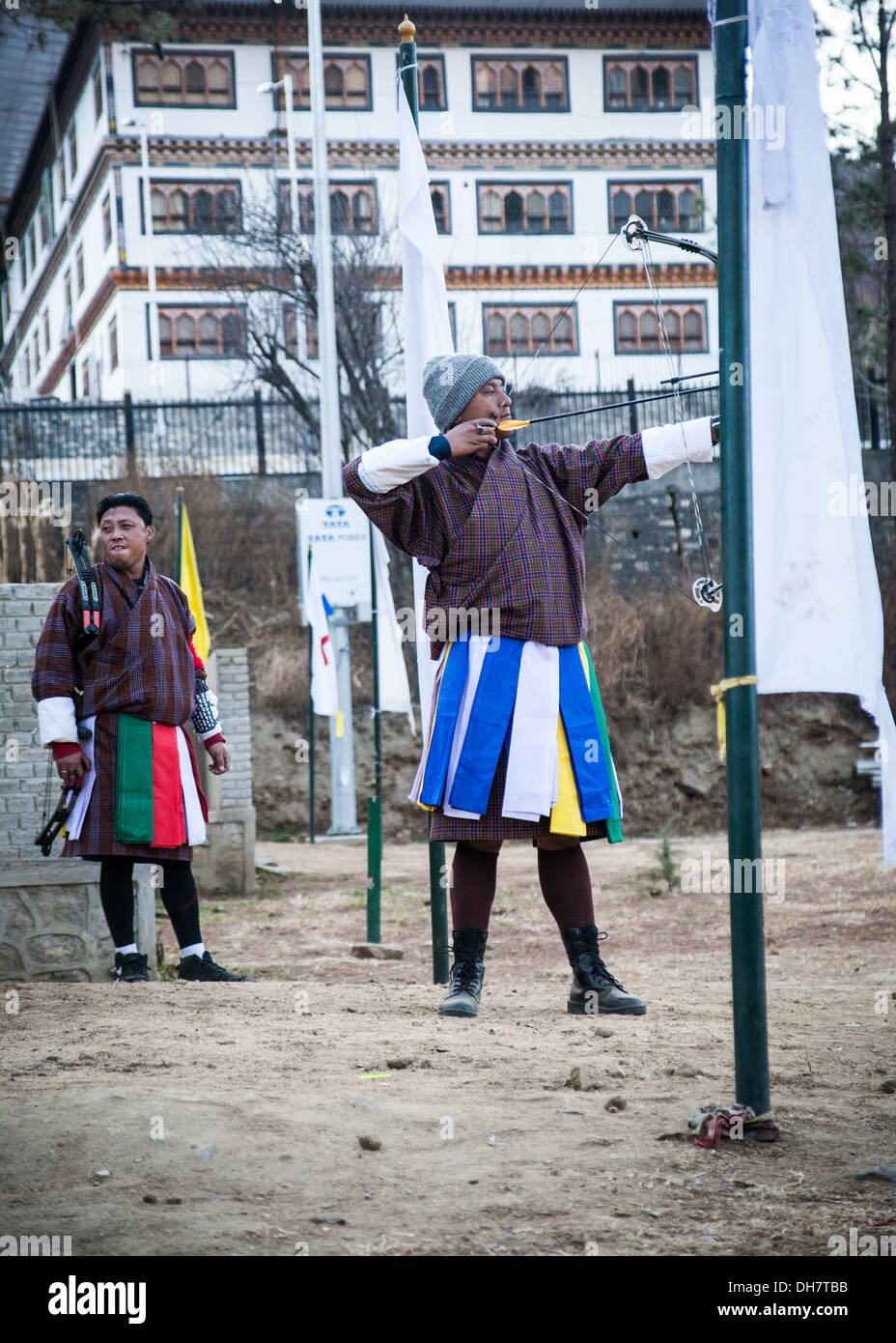 Due arcieri bhutanesi in concorrenza, Thimphu - Bhoutan Foto Stock