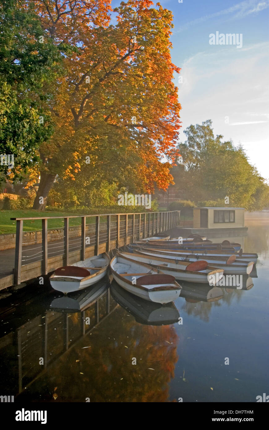 Stratford Upon Avon, Warwickshire con nebbie ascesi e barche ormeggiate a remi in un'atmosfera autunnale sul fiume Avon Foto Stock