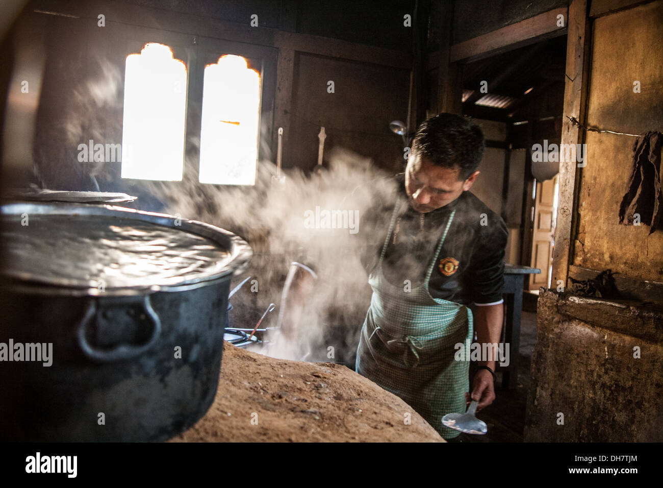 A metà montagna casa cook sul trekking al Tigri tempio di nido, Paro Valley - Bhutan. Foto Stock