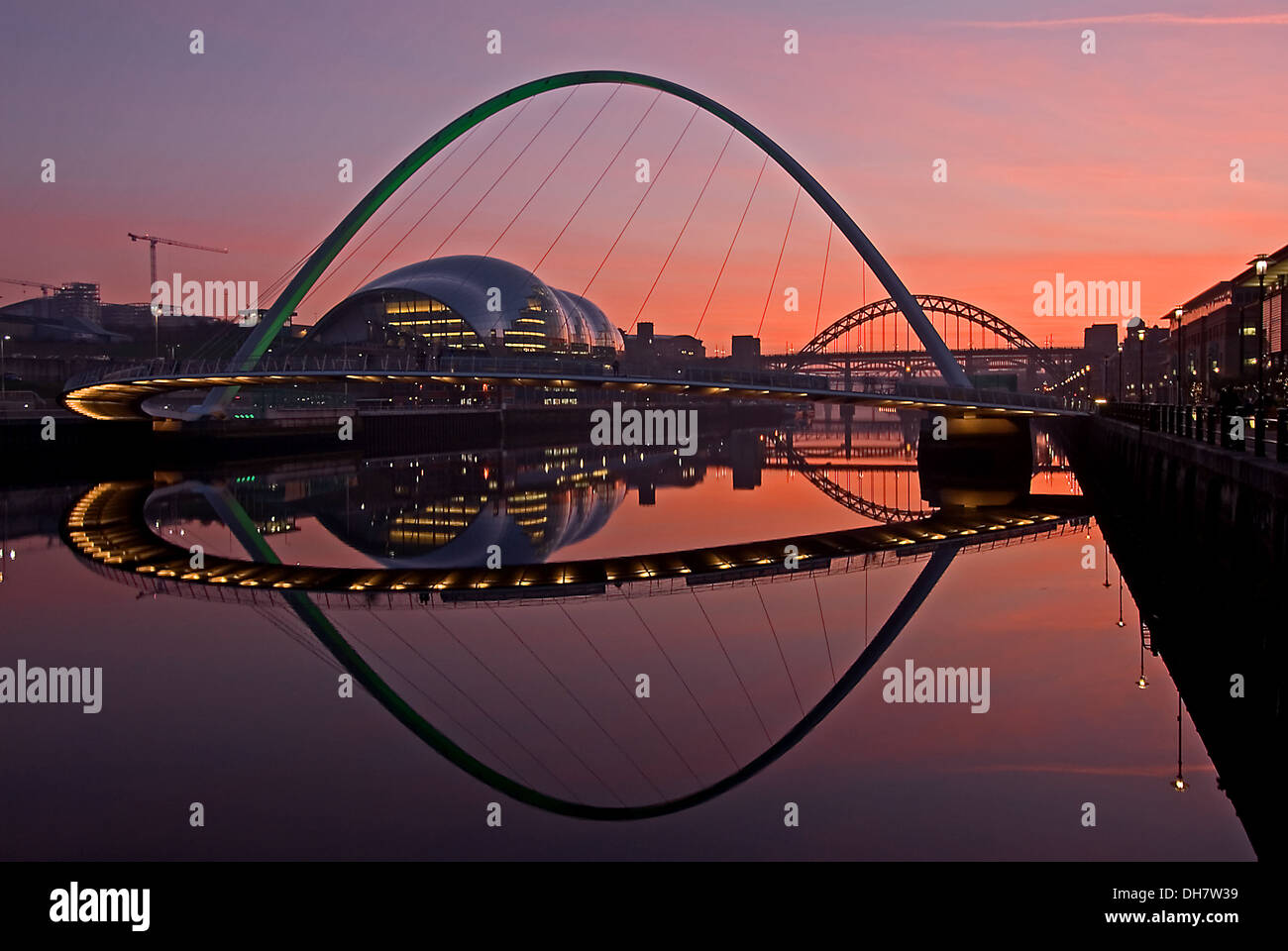 Fiume Tyne nel centro di Newcastle upon Tyne al tramonto. I ponti del fiume Tyne sono i punti di riferimento iconici di Inghilterra del Nord Est. Foto Stock