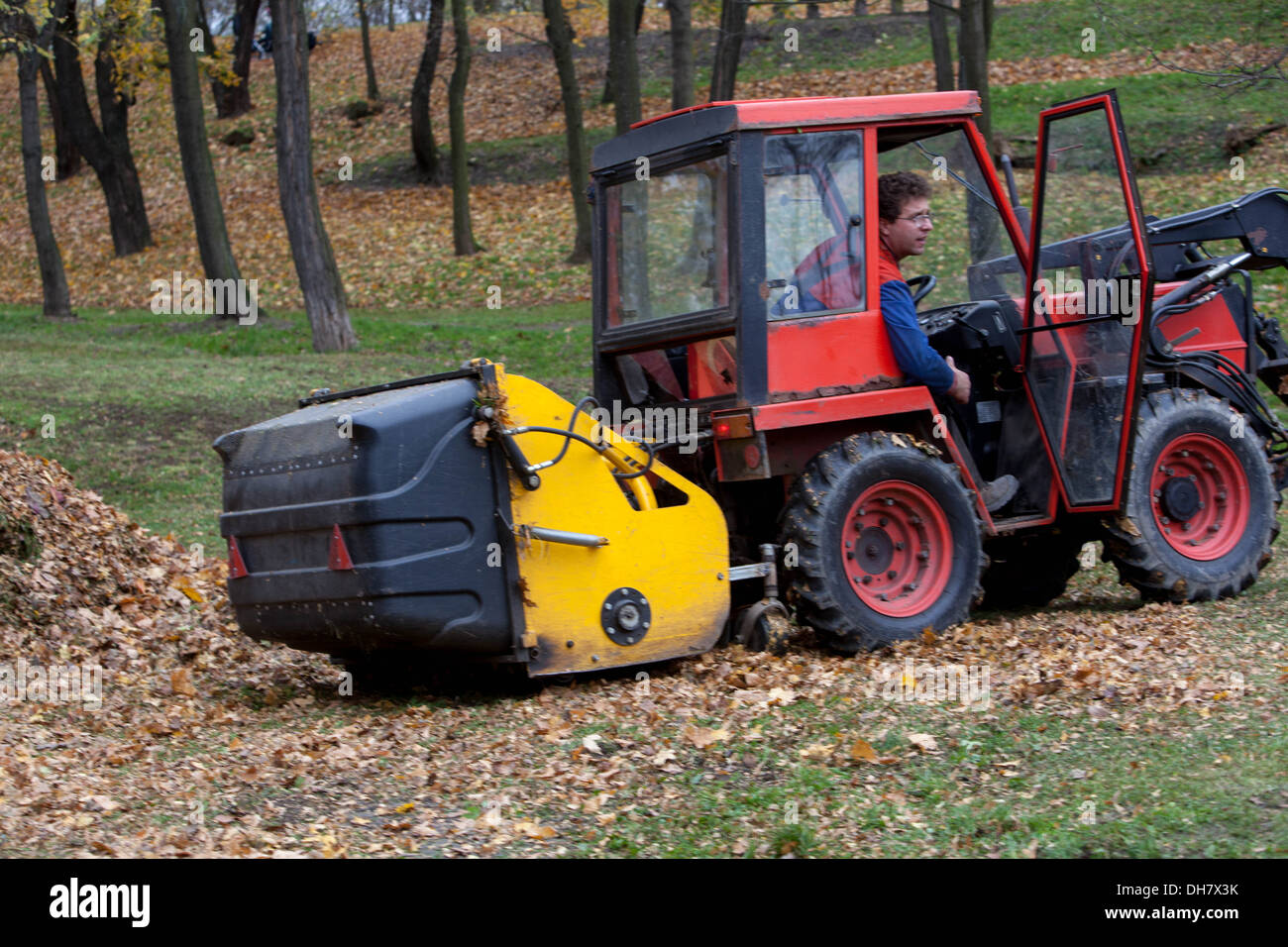 Piccolo trattore di pulizia delle foglie cadute nel parco della città, Praga Repubblica Ceca Foto Stock