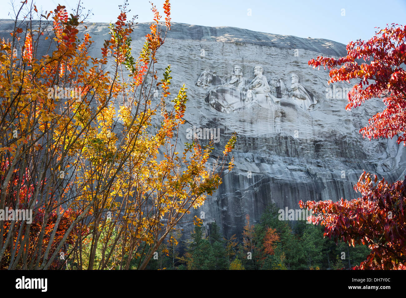 Colori autunnali in mostra sotto il Confederate Memorial Carving presso lo Stone Mountain Park vicino ad Atlanta, Georgia. (USA) Foto Stock