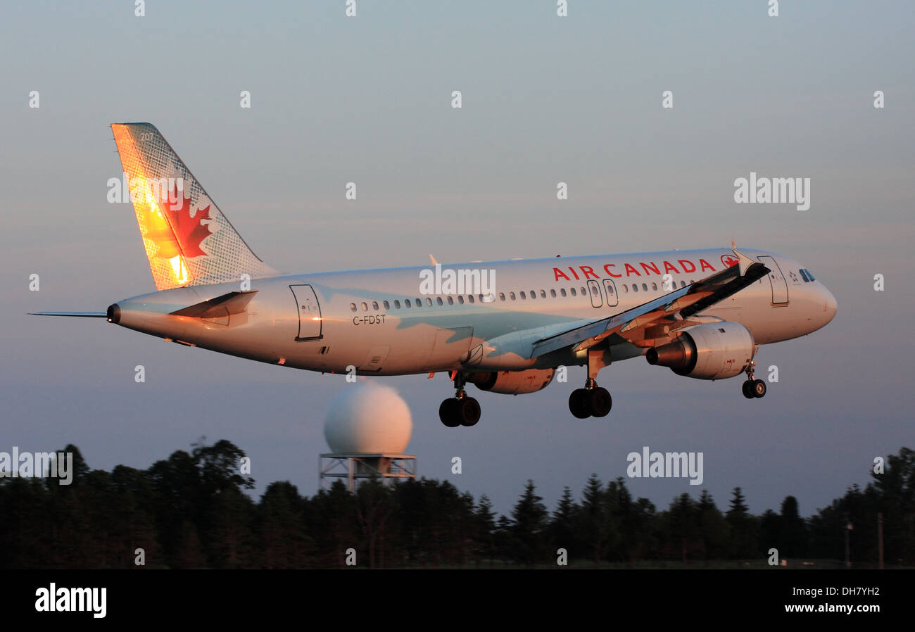 Air Canada Airbus 320 lo sbarco di Ottawa in Canada durante il tramonto, 26 giugno 2013. Foto Stock